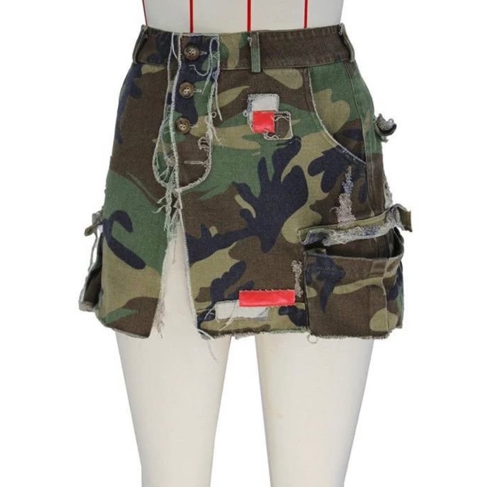 Mini split Camo skirt.
